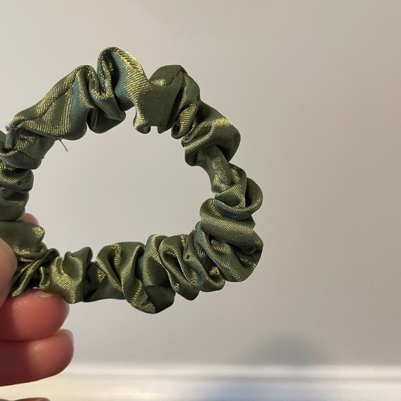 5 for $20: American Eagle skinny scrunchies - Picture 4 of 8